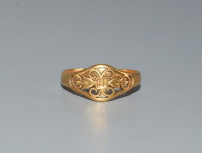 RING in 18K (750/°°) yellow gold with curved...