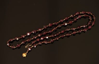 COLLAR composed of faceted rhodolite (pink)...