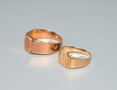 SET OF 2 CHEVALIERES in 18K (750/°°) yellow...