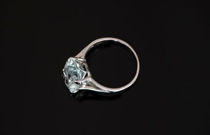18K (750/°°) white gold ring centered on...
