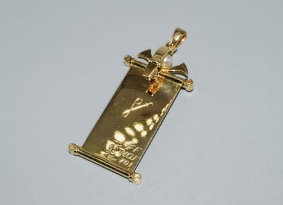 18K (750/°°) yellow gold rectangular pendant...