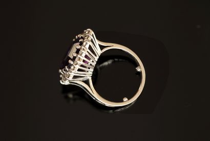 RING in 18k (750/°°) white gold, centered...