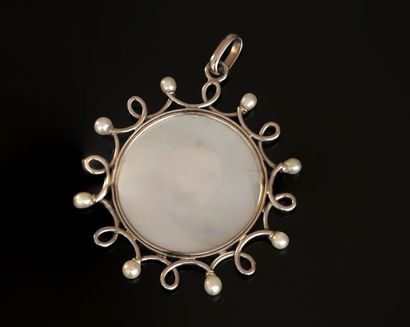 Round platinum PENDANT centered on a mother-of-pearl...
