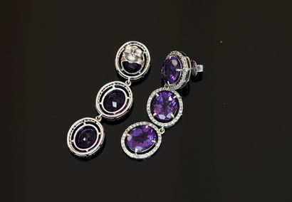 PAIR OF EARPENDANTS in 18k (750/°°) white...