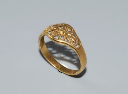 RING in 18K (750/°°) yellow gold with curved...