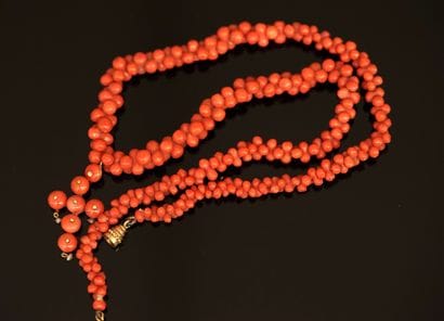 COLLAR made of orange coral and falling 