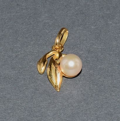 PENDANT in 18K (750/°°) yellow gold featuring...
