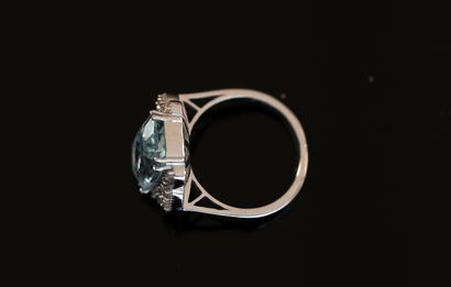 925/°° silver ring centered on a rectangular...