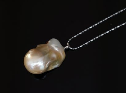 PENDANT with a large baroque cultured pearl...