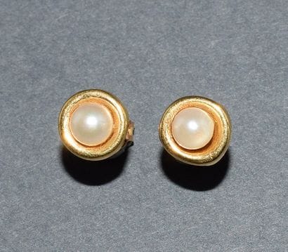 PAIR OF PUCES in 18K (750 /°°) yellow gold...