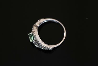 925/°° silver ring centered on a green oval...