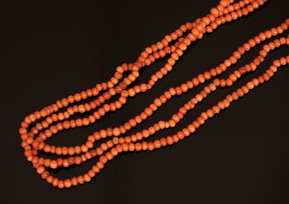 NECKLACE with 3 strands of small round coral...