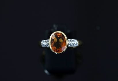 925/°° silver-gilt (vermeil) ring centered...
