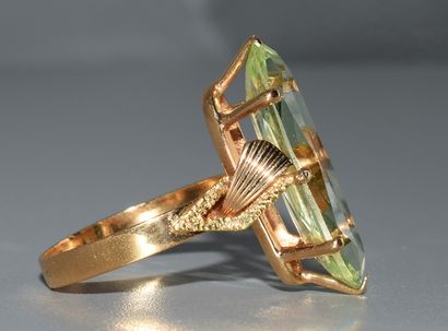RING in 18K (750/°°) gold, centered on a...