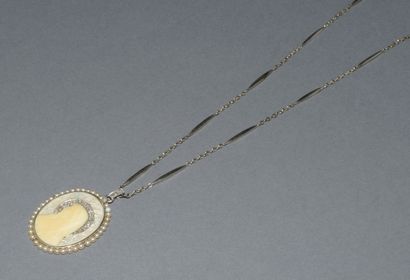 18K (750 /°°) white gold pendant featuring...