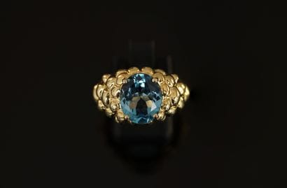925/°° sterling silver ring centered on a...