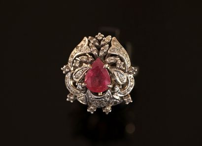 925/°° silver ring centered on a pear-shaped...