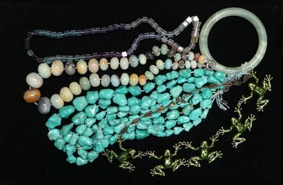 ENSEMBLE en pierres dures comprenant 1 bracelet...