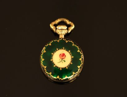 MONTRE DE COL en plaqué or et émail vert...