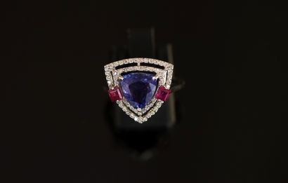 AC- 18K (750/°°) white gold ring with triangular...