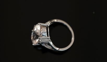 925/°° silver ring centered with a morganite...