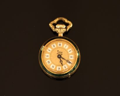 MONTRE DE COL en plaqué or et émail vert...