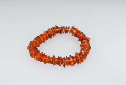ENSEMBLE en galets d'ambre comprenant 2 colliers...