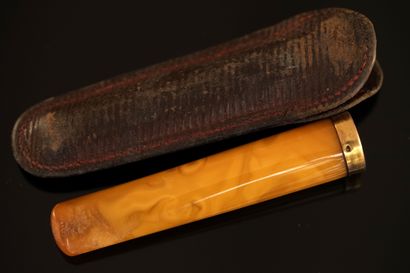 FUME-CIGARETTE en ambre jaune, bague en or...