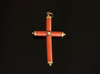 PENDENTIF CROIX, les branches en corail rouge...