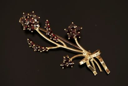 BROCHE en en argent doré min 900/°° figurant...