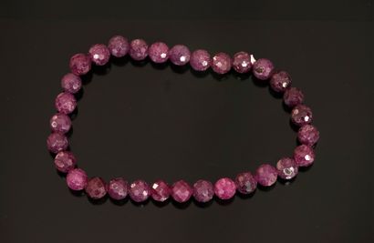 BRACELET composé de perles rondes de rubis...