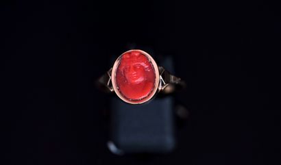 BAGUE en or jaune 18K (750/°°) centrée d'un...
