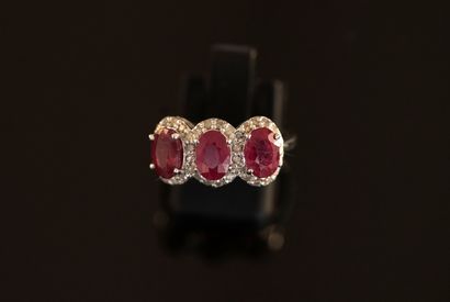 925/°° silver ring set with 3 oval rubies...