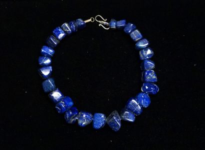 COLLIER composé d'importants galets en chute...