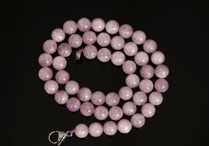 COLLIER composé de perles rondes de kunzite...