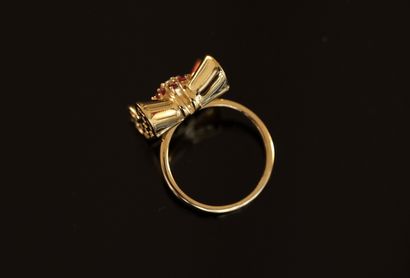 925/°° Sterling silver ring featuring a stylized...