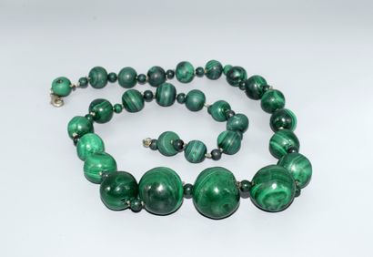 ENSEMBLE en boules ou cabochon de malachite...