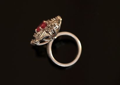 925/°° silver ring centered on a pear-shaped...