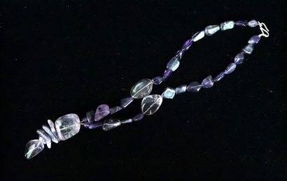 COLLIER composé de galets d'améthyste. L:...