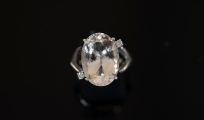 925/°° silver ring centered with a morganite...