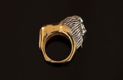 Silver and 925/°° gilt silver ring depicting...