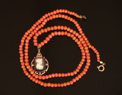 COLLIER en corail orangé composé de perles...