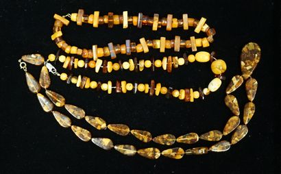 ENSEMBLE comprenant 2 colliers et 1 sautoir...