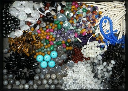 ENSEMBLE de perles de pierres dures de taille...