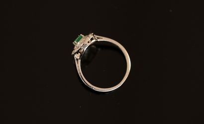 925/°° silver ring centered on an oval emerald...