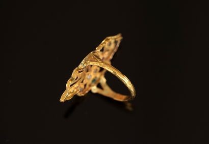 RING in 18K (750/°°) yellow gold featuring...