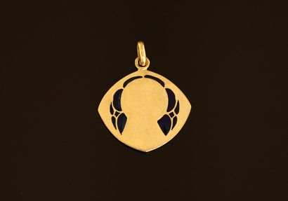 MEDAILLE en or jaune 18K (750/°°) et émail...