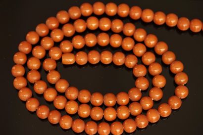 SAUTOIR de boules à l'imitation de l'ambre...