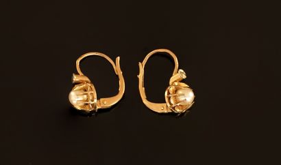 PAIRE DE DORMEUSES en or jaune 18K (750/°°)...