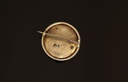 BROCHE en or rose et argent de forme ronde...